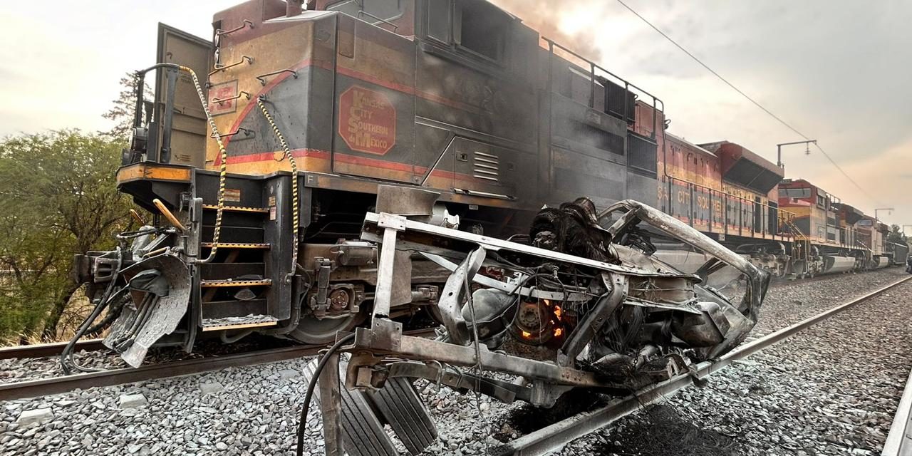 Conductor sobrevive de milagro a impacto de tren en San Juan del…