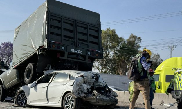 Camioneta del Ejército involucrada en carambola en la México Quer…