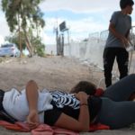 Migrantes suman otra penuria en su camino a EEUU: el calor extrem…