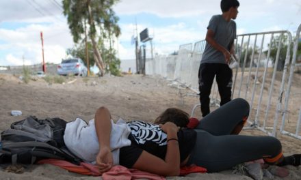 Migrantes suman otra penuria en su camino a EEUU: el calor extrem…