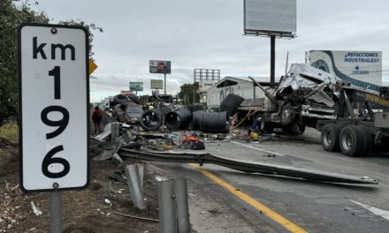 Tráiler impacta vehículo en la Autopista México-Querétaro