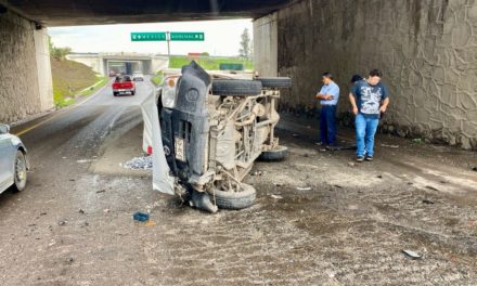 Accidente múltiple implica a tres vehículos en San Juan del Río