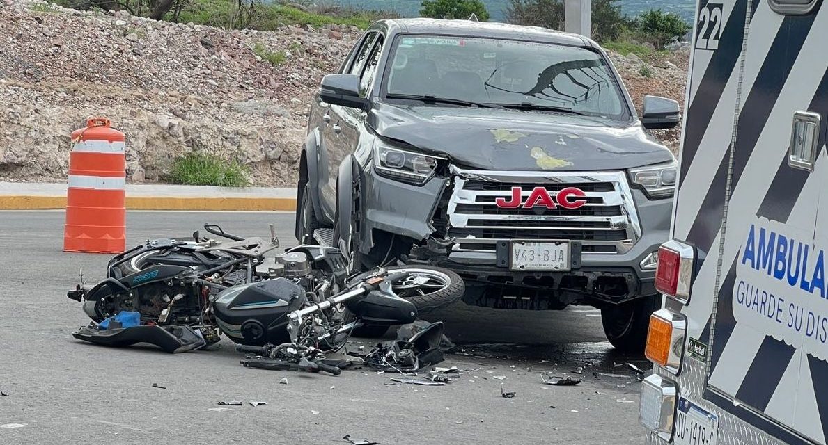 Moto patrullero se impacta contra camioneta en San Juan del Río