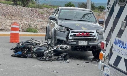 Moto patrullero se impacta contra camioneta en San Juan del Río