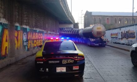 Encuentran pipa con combustible abandonada bajo puente en SLP; conductor en estado de intoxicación