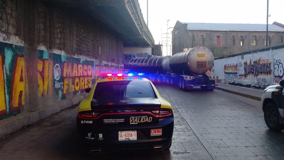 Encuentran pipa con combustible abandonada bajo puente en SLP; conductor en estado de intoxicación