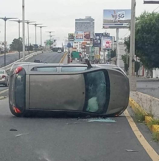 Conductor pierde el control y vuelca su vehículo en Salvador Nava: un herido