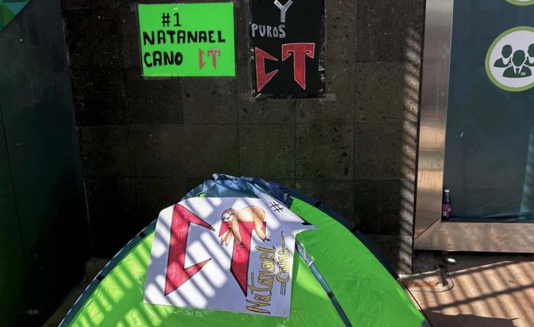 Seguidores de Natanael Cano acampan en la Fenapo en anticipación a su concierto