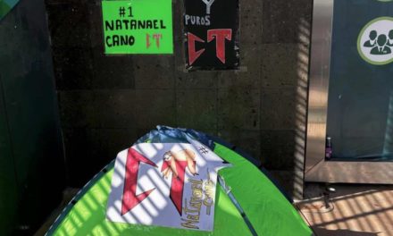 Seguidores de Natanael Cano acampan en la Fenapo en anticipación a su concierto