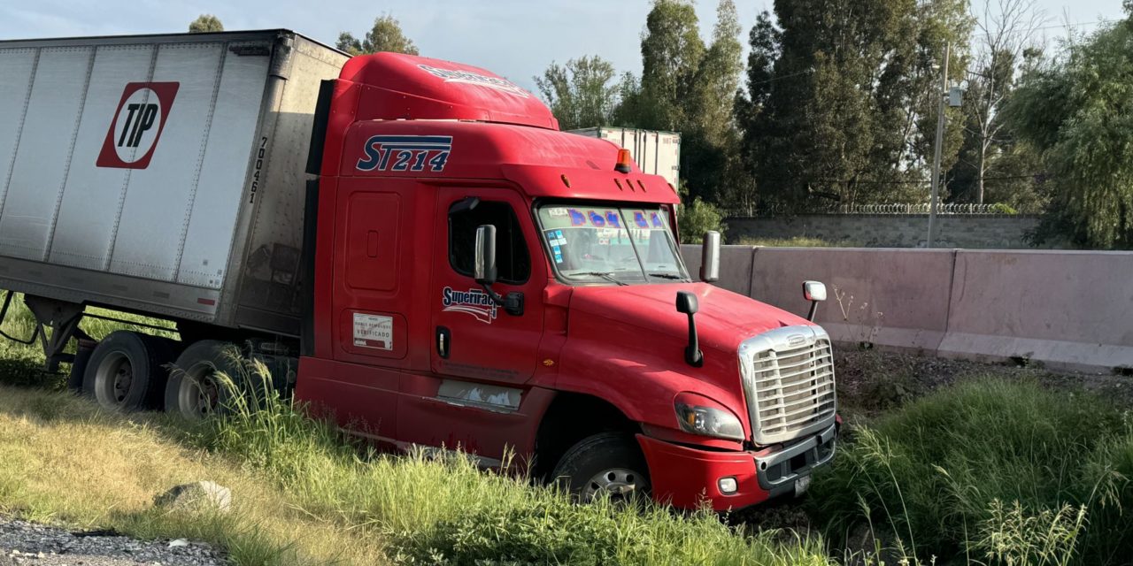 Tráiler se accidenta en autopista México-Querétaro causando estan…