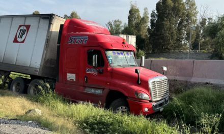 Tráiler se accidenta en autopista México-Querétaro causando estan…