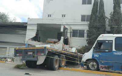 Aseguradora y transportista evaden responsabilidad tras choque de tráiler que destruyó vivienda en SLP