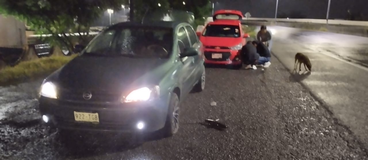 Graves daños a vehículos por baches en la carretera San Juan del…