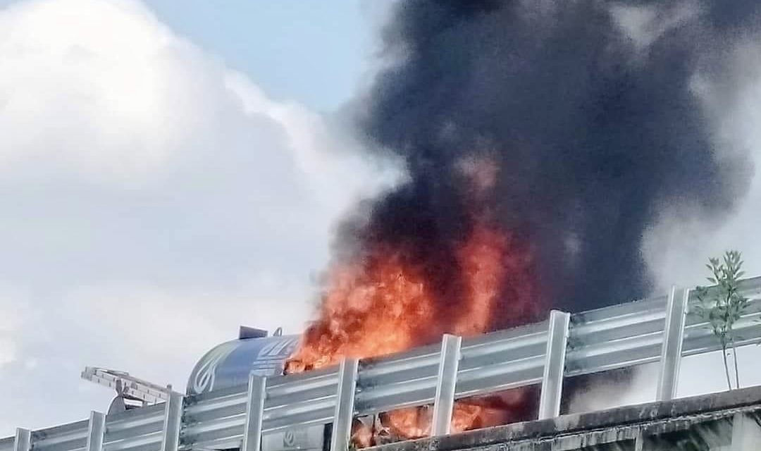 Incendio de pipa en el Circuito Exterior Mexiquense dirección Pue…