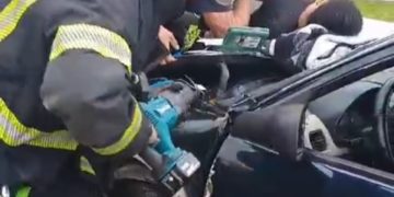  Bomberos liberan a joven prensada en Atizapán de Zaragoza