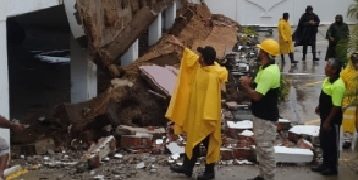  Evacuan a 300 personas por colapso de muro en unidad de Alta Progreso