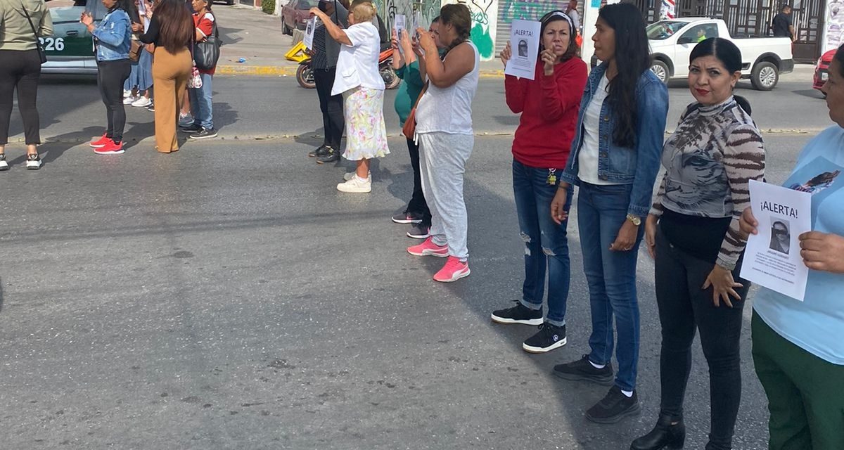 Padres de familia bloquean avenida Muñoz tras presunto robo de fondos escolares