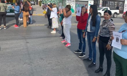 Padres de familia bloquean avenida Muñoz tras presunto robo de fondos escolares