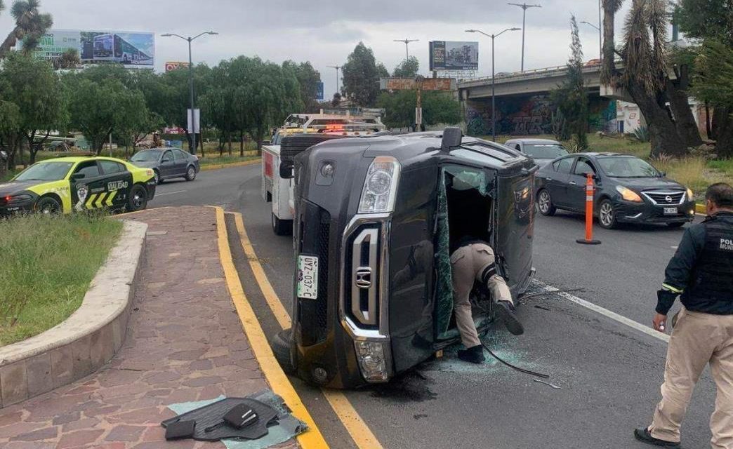 Hombre de 77 años pierde el control y sufre volcadura en la glorieta Mariano Jiménez