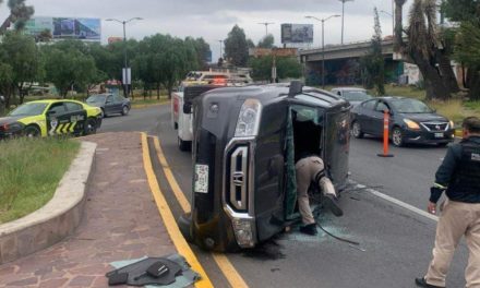 Hombre de 77 años pierde el control y sufre volcadura en la glorieta Mariano Jiménez